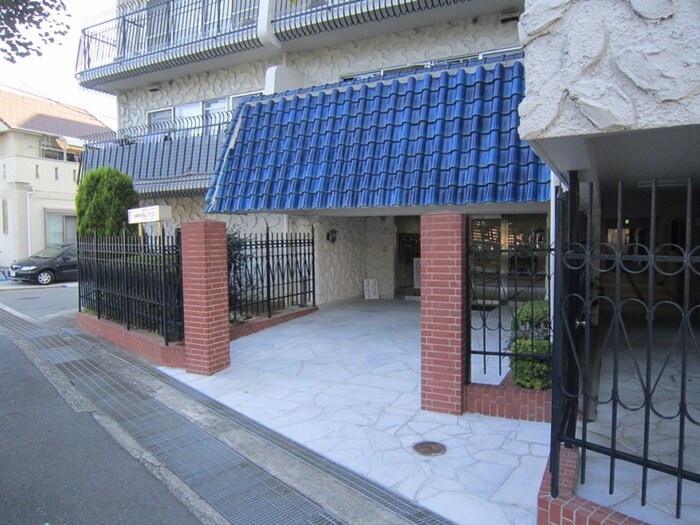 物件外観写真2　(エントランス部分)