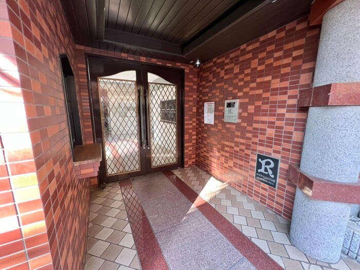 物件外観写真2　(エントランス部分)