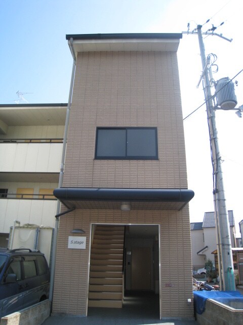 物件外観写真3　(エントランス部分)