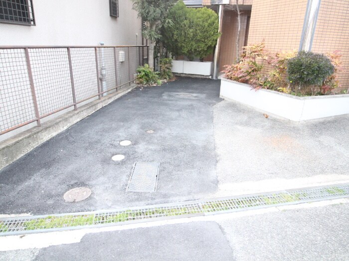 物件外観写真2　(駐車場)