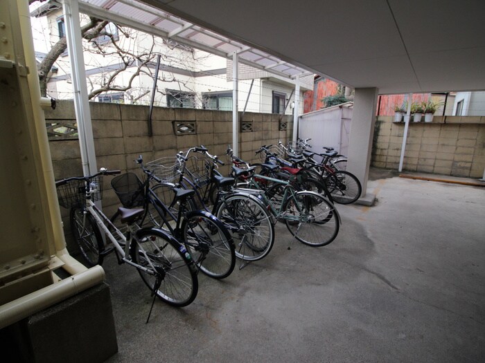 物件外観写真4　(駐輪場)