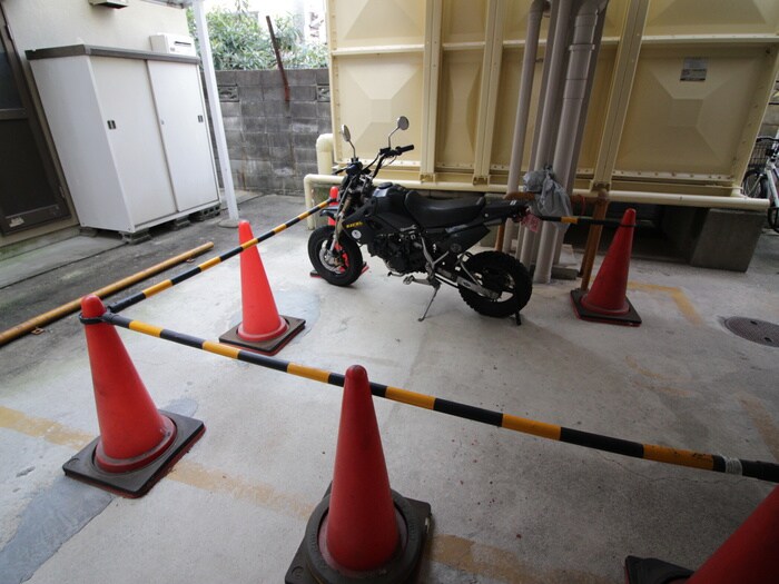 物件外観写真5　(バイク置き場)