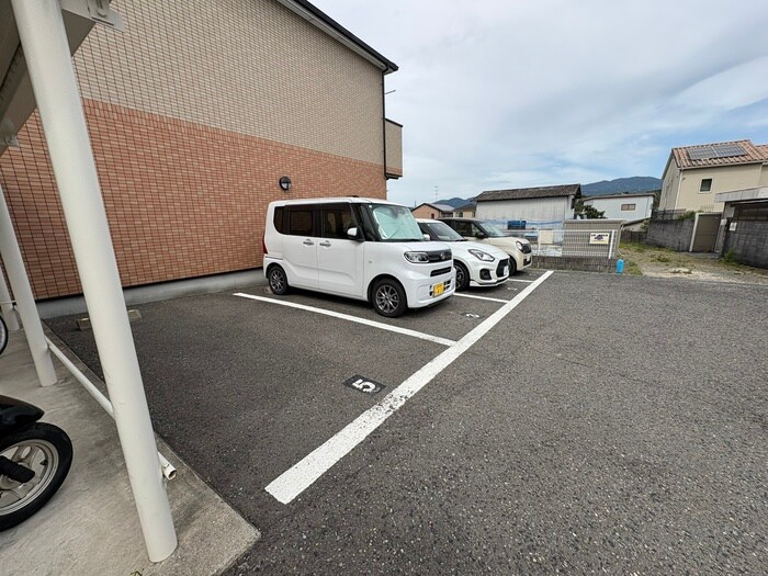 物件外観写真3　(駐車場)