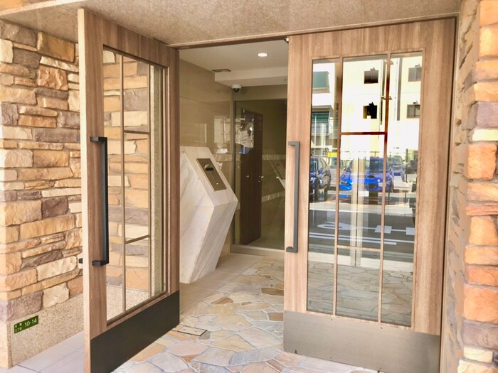 物件外観写真4　(エントランス部分)