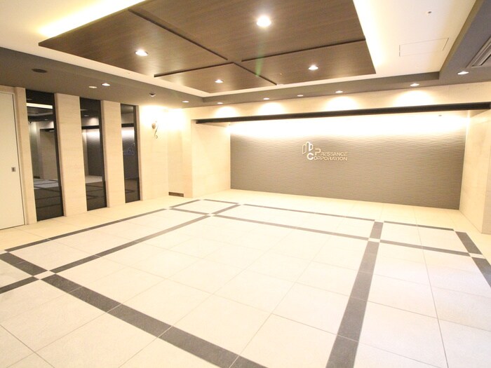 物件外観写真2　(エントランス部分)