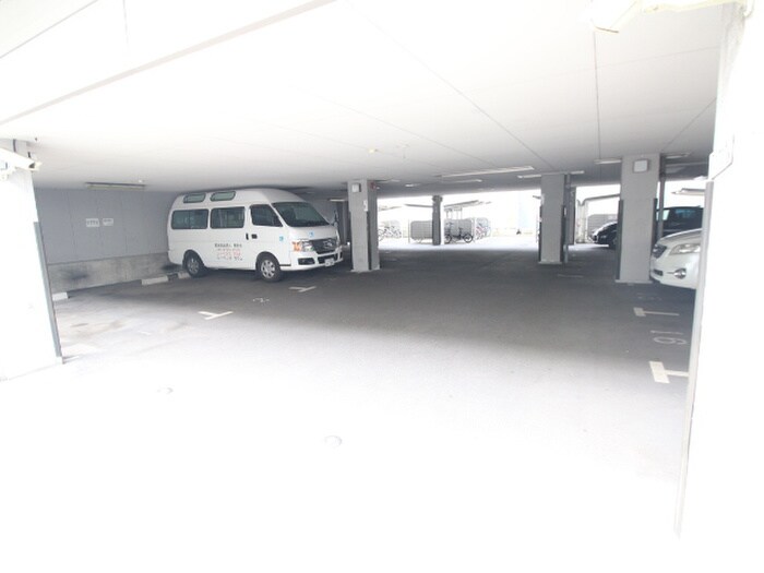 物件外観写真3　(駐車場)