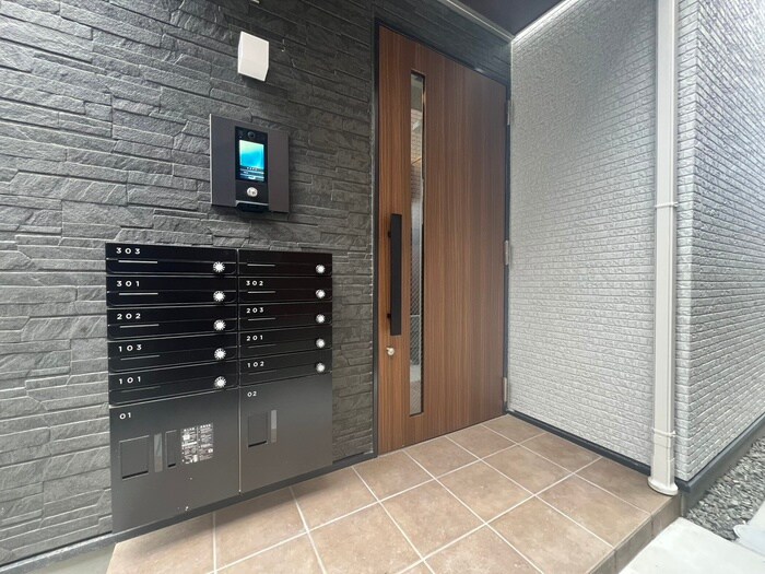 物件外観写真3　(エントランス部分)