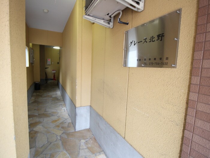 物件外観写真3　(エントランス部分)