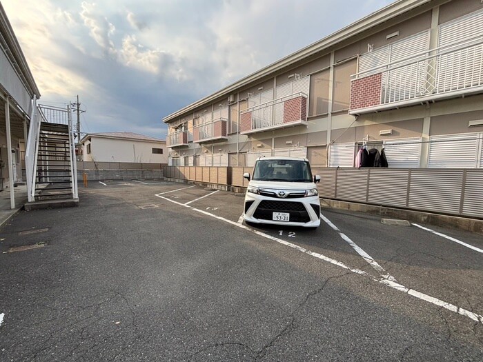 物件外観写真4　(駐車場)