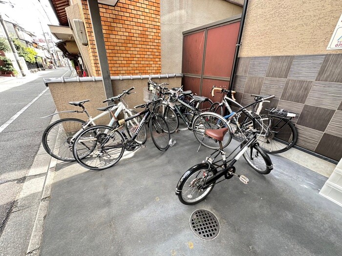 物件外観写真2　(駐輪場)
