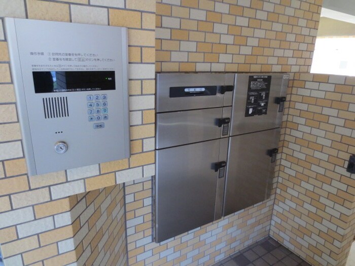 物件外観写真2　(エントランス部分)