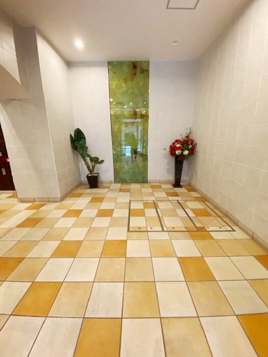 物件外観写真5　(エントランス部分)