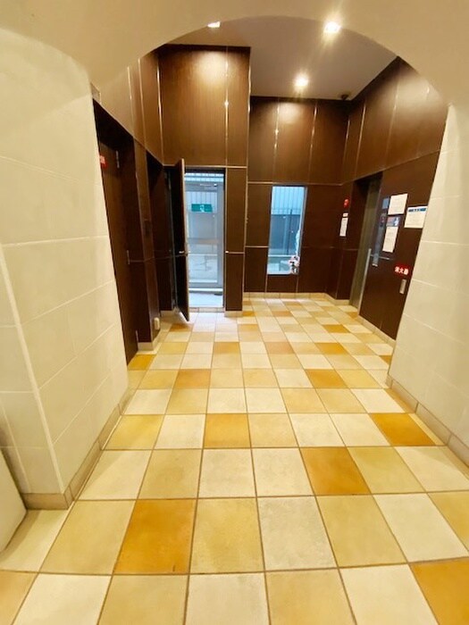 物件外観写真6　(エントランス部分)