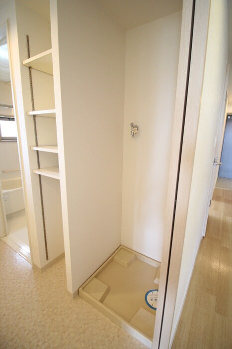 物件内観写真16　(洗濯機置場)