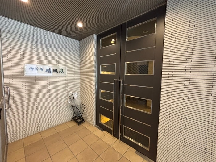 物件外観写真5　(エントランス部分)