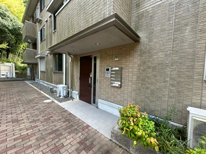 物件外観写真2　(エントランス部分)