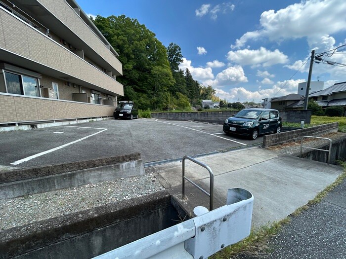 物件外観写真3　(駐車場)