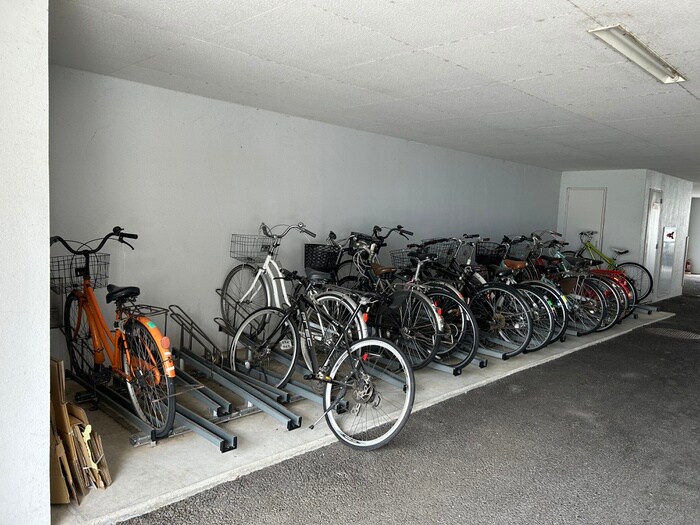 物件外観写真3　(駐輪場)