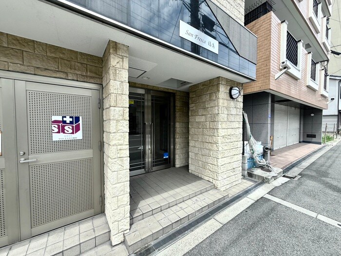 物件外観写真2　(エントランス部分)