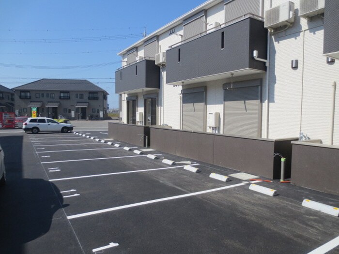 物件外観写真4　(駐車場)
