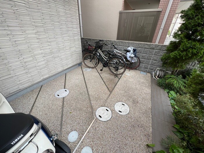 物件外観写真3　(駐輪場)