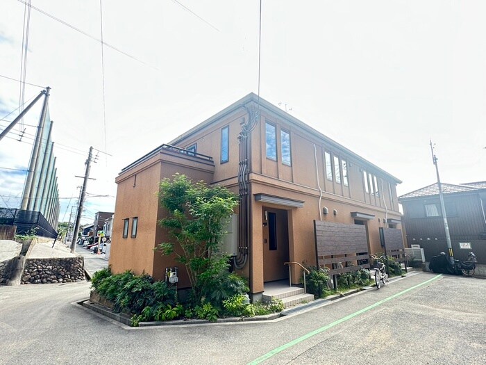 物件外観写真4　(エントランス部分)