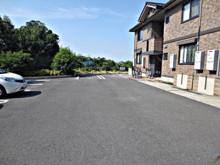 物件外観写真3　(駐車場)