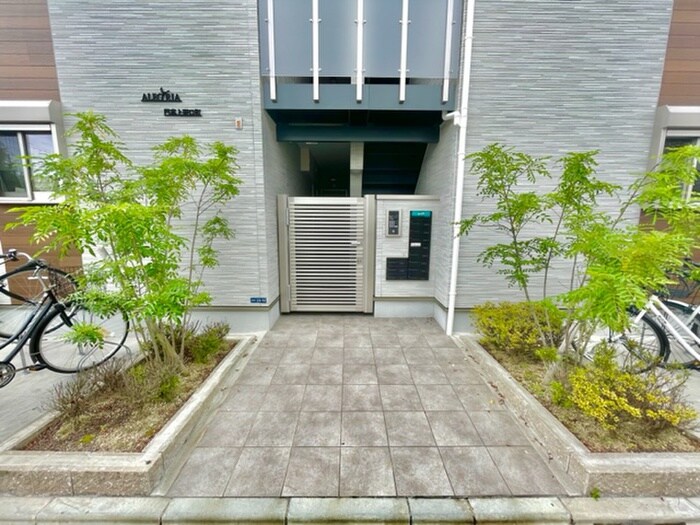 物件外観写真3　(エントランス部分)