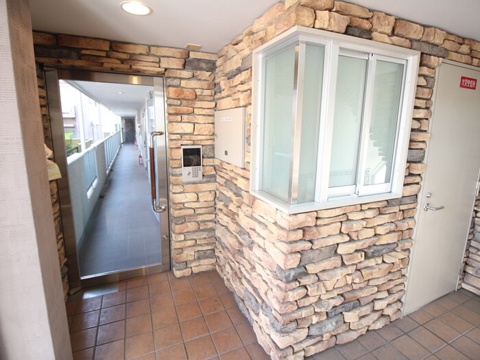 物件外観写真2　(エントランス部分)