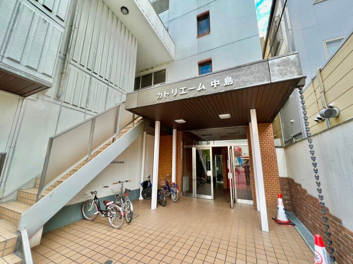 物件外観写真2　(エントランス部分)