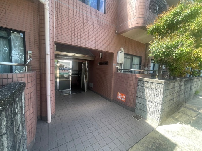 物件外観写真2　(エントランス部分)