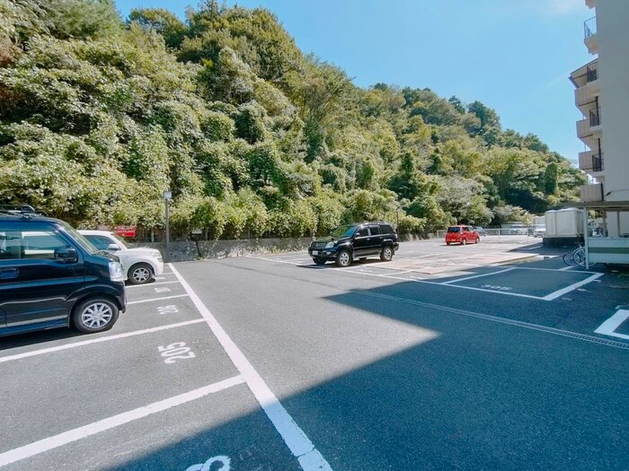 物件外観写真5　(駐車場)