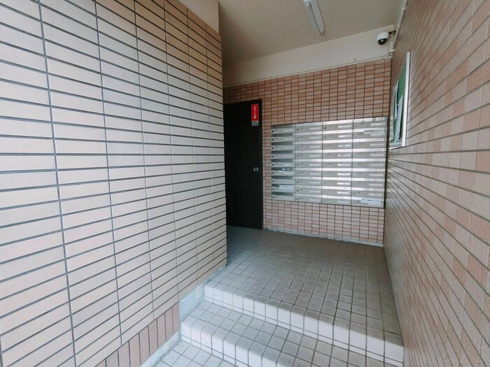 物件外観写真6　(エントランス部分)