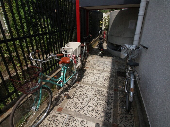 物件外観写真4　(駐輪場)