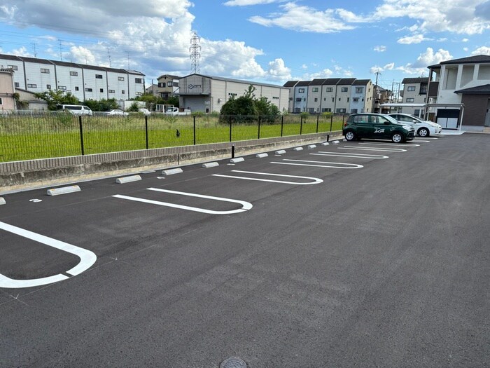 物件外観写真3　(駐車場)