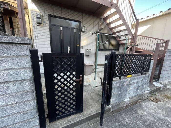 物件外観写真2　(エントランス部分)