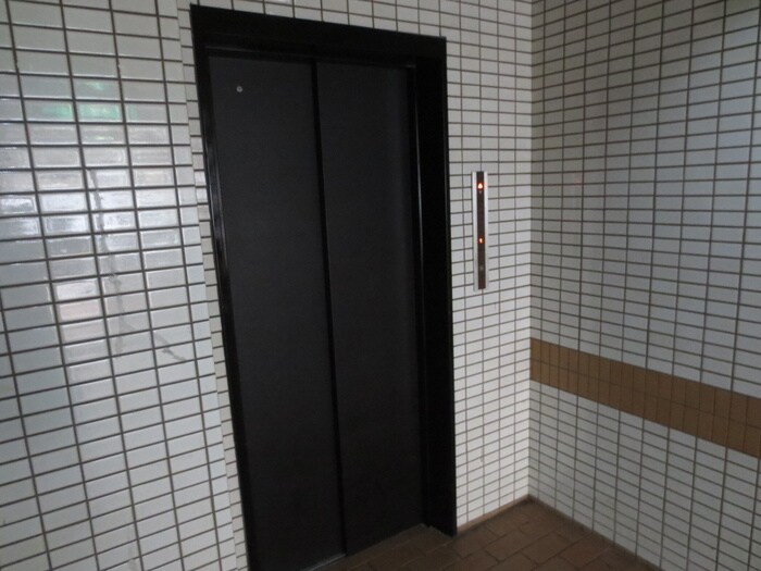 物件外観写真6　(エントランス部分)