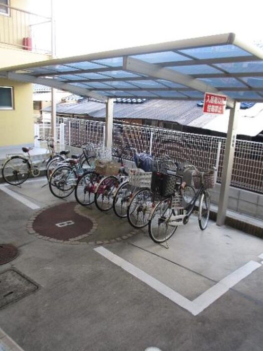 物件外観写真4　(駐輪場)