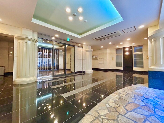 物件外観写真3　(エントランス部分)