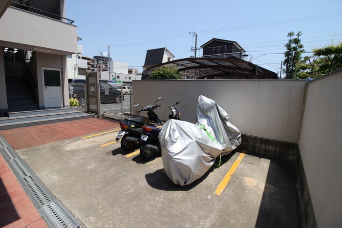 物件外観写真4　(バイク置き場)