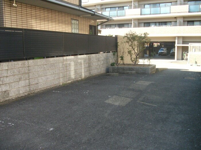 物件外観写真4　(駐車場)