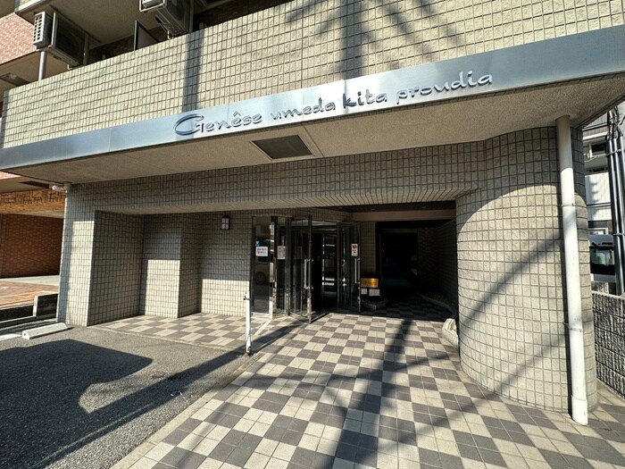 物件外観写真2　(エントランス部分)