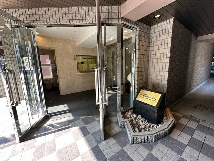 物件外観写真3　(エントランス部分)