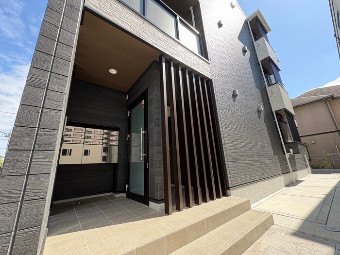 物件外観写真4　(エントランス部分)