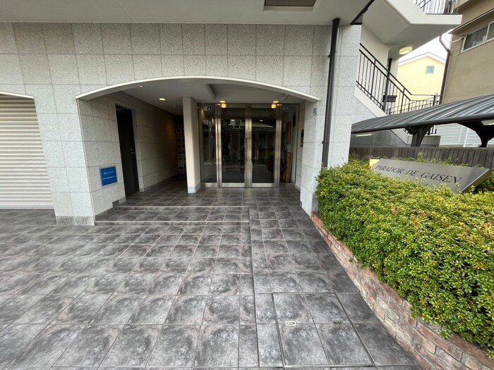 物件外観写真3　(エントランス部分)