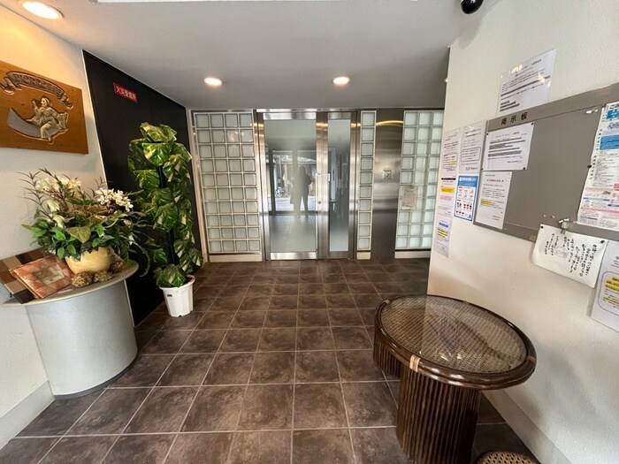 物件外観写真5　(エントランス部分)