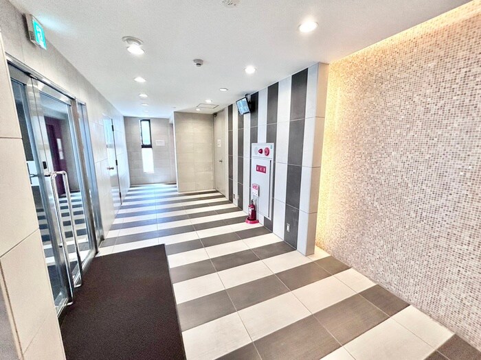 物件外観写真4　(エントランス部分)