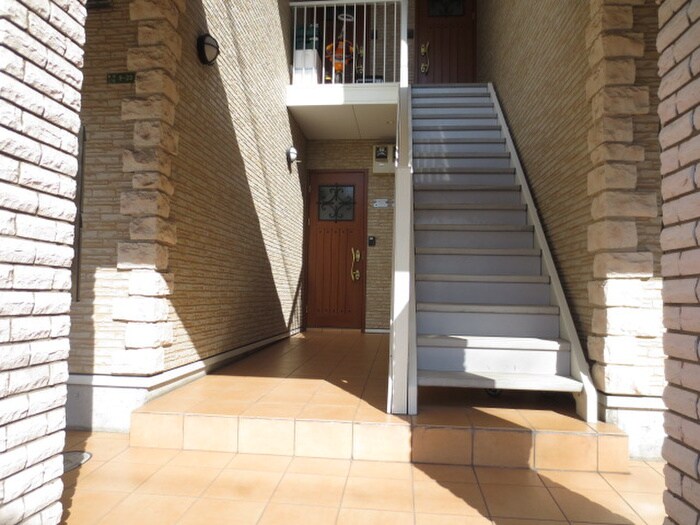 物件外観写真3　(エントランス部分)