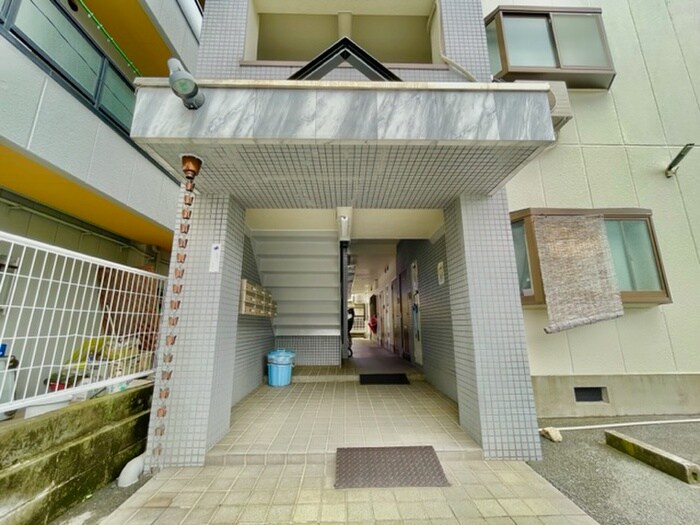 物件外観写真3　(エントランス部分)
