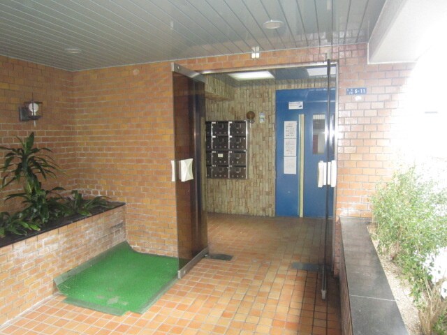 物件外観写真3　(エントランス部分)